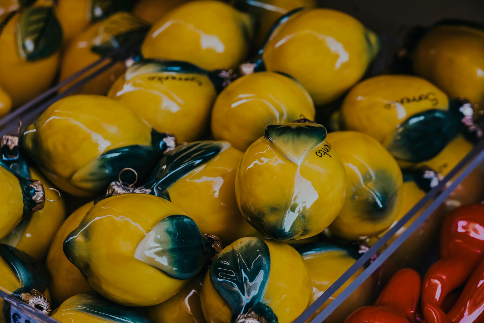 Lebhafte gelbe Zitronen in künstlerischer Anordnung, die Frische und Vitalität symbolisieren